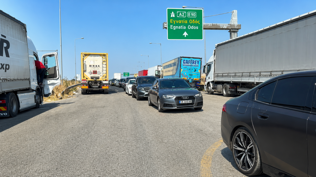 Μεγάλες ουρές οχημάτων στο Τελωνείο Κήπων στον Έβρο λόγω αυξημένης θερινής κίνησης.