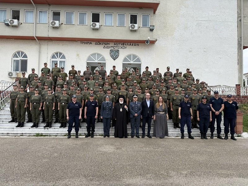 Ο Μητροπολίτης Δαμασκηνός τελεί τον αγιασμό των νέων συνοριοφυλάκων στη Σχολή Αστυφυλάκων Διδυμοτείχου.