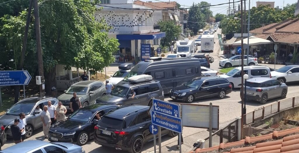 Μεγάλη κυκλοφοριακή συμφόρηση στις Καστανιές Έβρου με ουρές οχημάτων προς το Τελωνείο