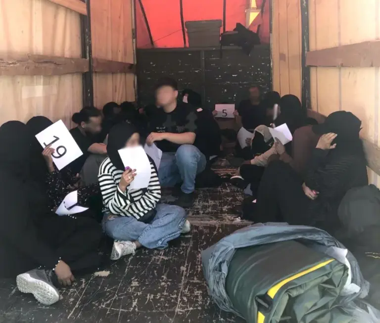 Παράτυποι μετανάστες με αριθμούς εντοπισμένοι στην καρότσα φορτηγού στην Αδριανούπολη