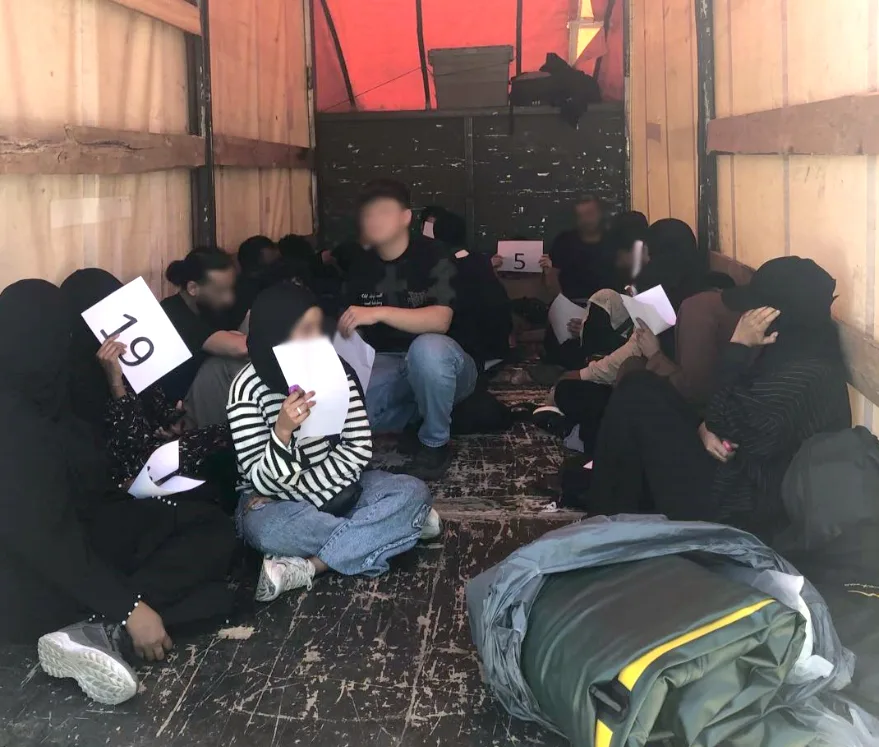 Παράτυποι μετανάστες με αριθμούς εντοπισμένοι στην καρότσα φορτηγού στην Αδριανούπολη