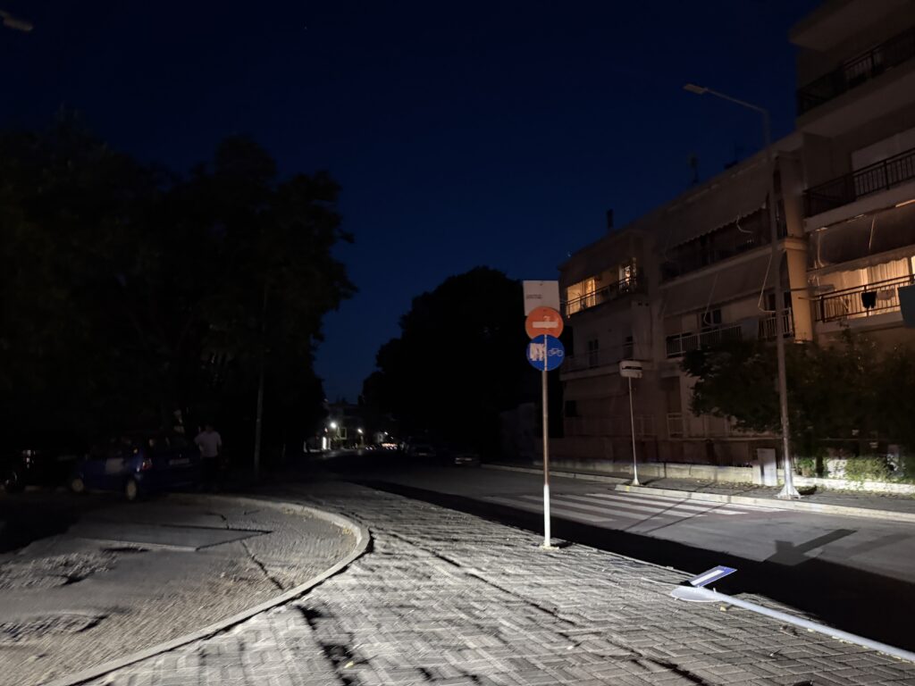Σκοτεινός δρόμος στην Αλεξανδρούπολη κατά τη διάρκεια της νύχτας.