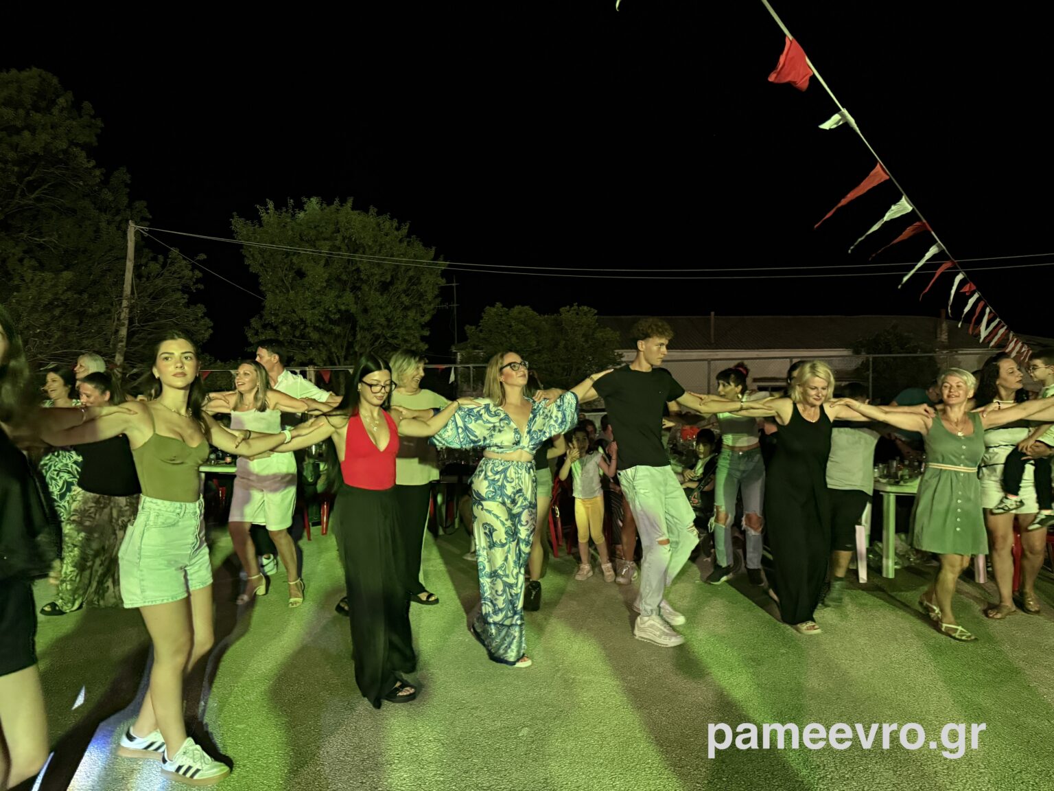 Νέοι χορεύουν στο 3ο Αντάμωμα Αισυμιωτών στην Αισύμη Έβρου