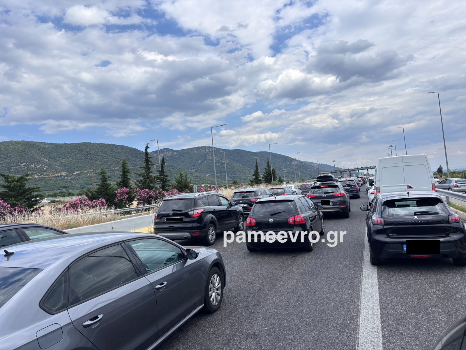 Μεγάλη κίνηση και καθυστερήσεις με ουρές οχημάτων στα Διόδια Ιάσμου στην Εγνατία Οδό.