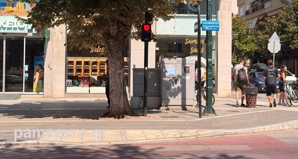 κόκκινο φανάρι - Φωτεινή καρδιά για πεζούς στη Λεωφόρο Δημοκρατίας στην Αλεξανδρούπολη