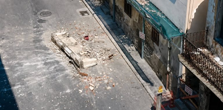 Καβάλα: Κατέρρευσε μπαλκόνι στο κέντρο – Σώθηκε από θαύμα μοτοσικλετιστής