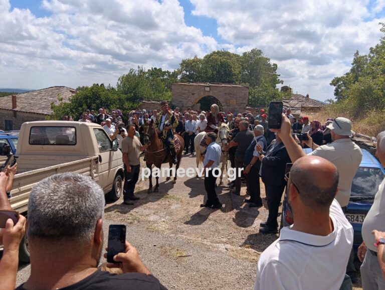 Ρούσσα Έβρου: Πλήθος κόσμου συνόδευσε τον Αγά Ζεκί Τσόλακ στην ιστορική πομπή στις εκδηλώσεις «Χίλια»