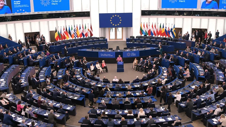 Ευρωπαϊκό Κοινοβούλιο: «Βολές» από την Αριστερά στο Στρασβούργο για ακρίβεια, άμυνα και κράτος δικαίου