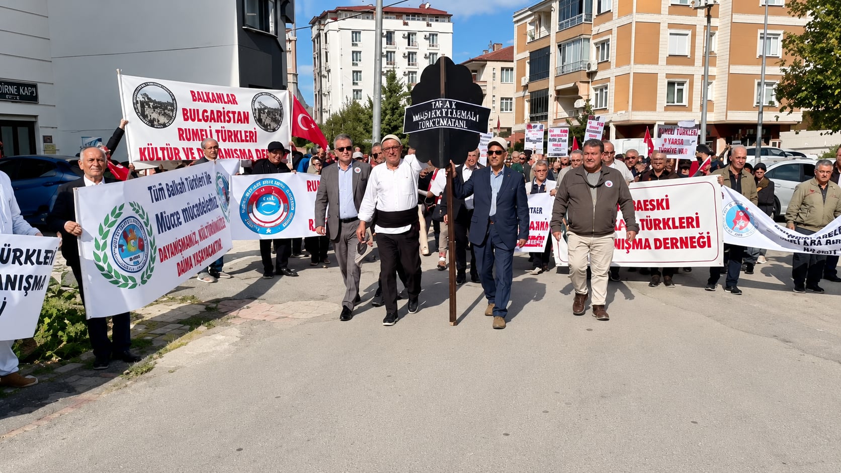 Μαύρο στεφάνι στο ελληνικό προξενείο Αδριανούπολης από τουρκικές οργανώσεις