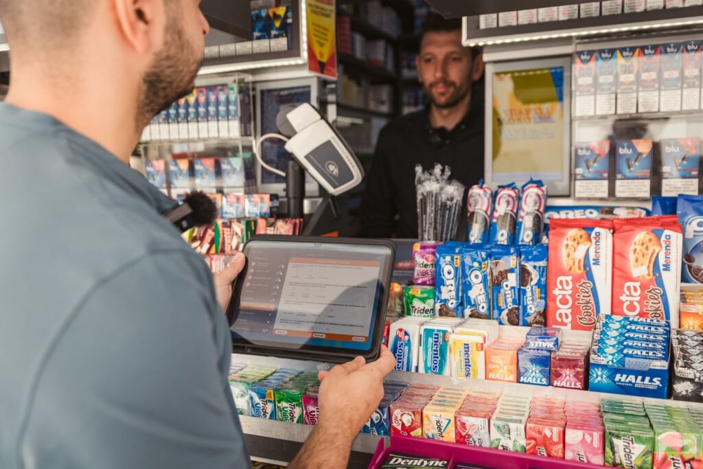Επαγγελματίας της λιανικής ενημερώνεται στο πλαίσιο της πρωτοβουλίας της Imperial Brands Hellas