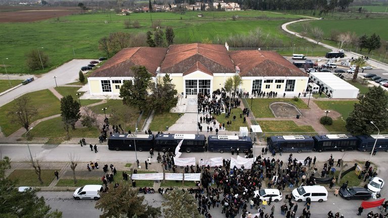 Δίκη για τα Τέμπη: Σήμερα η πρόταση της εισαγγελέως για το άνοιγμα του κινητού του σταθμάρχη της νυχτερινής βάρδιας