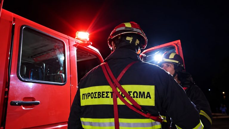 Πεντάλοφος Έβρου: Τρεις εγκλωβισμένοι μετά από εκτροπή οχήματος – Επέμβαση της Πυροσβεστικής